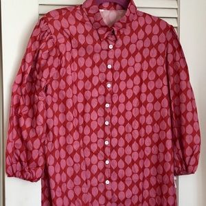 RED PRINT BLOUSE W/ WHITE BUTTONS & ELASTIC SLEEVE
